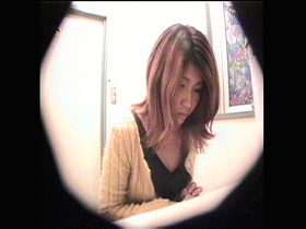 都内某所の飲食店トイレ排泄盗撮スパイカメラ映像4時間34人　サンプル画像07